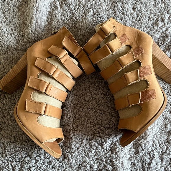 Express Strappy Heel shoes - Tan - Size 8 - Picture 3 of 8